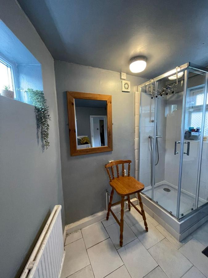 Room In Family Home Near Penny Lane Liverpool Exteriör bild