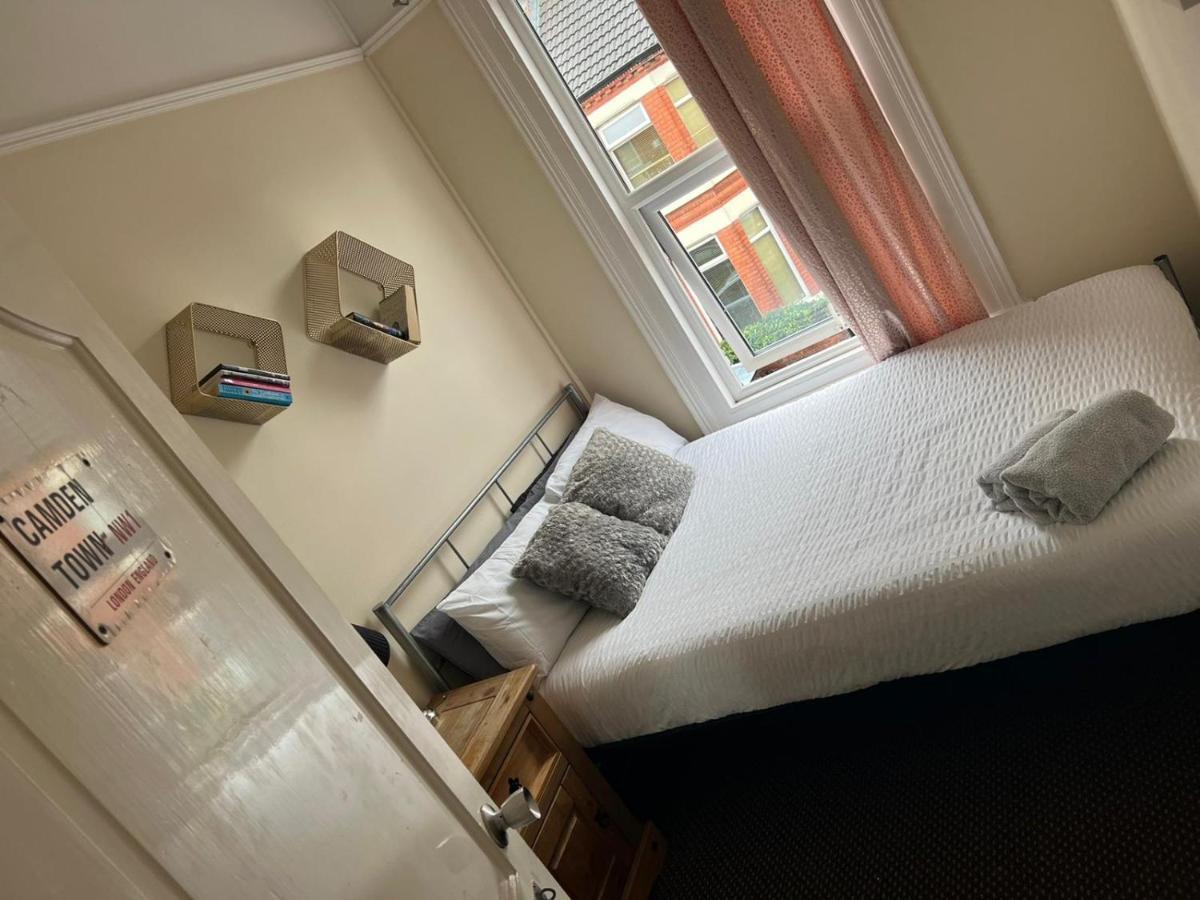 Room In Family Home Near Penny Lane Liverpool Exteriör bild