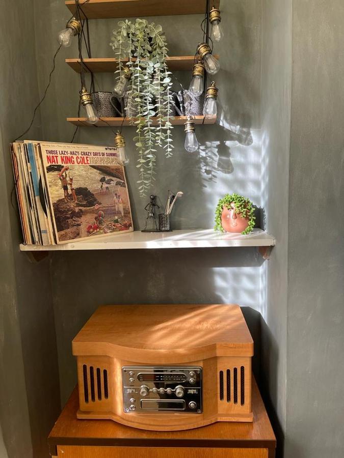 Room In Family Home Near Penny Lane Liverpool Exteriör bild
