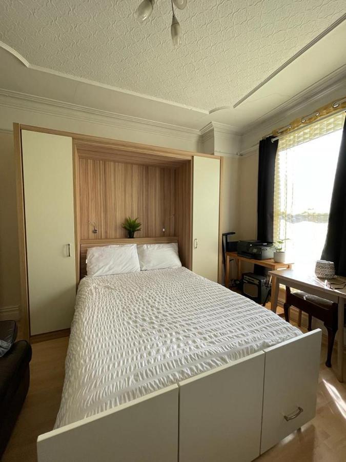 Room In Family Home Near Penny Lane Liverpool Exteriör bild