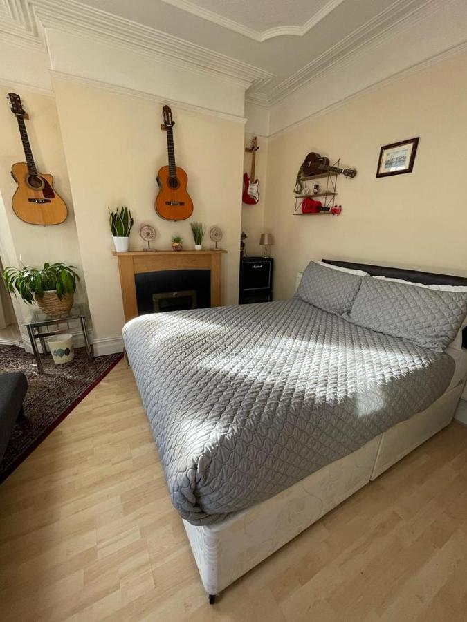 Room In Family Home Near Penny Lane Liverpool Exteriör bild