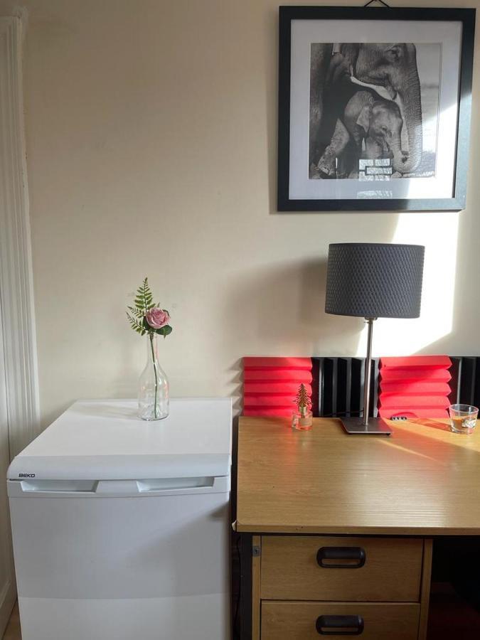 Room In Family Home Near Penny Lane Liverpool Exteriör bild