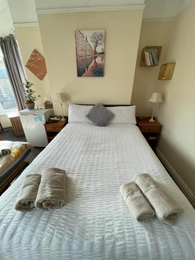 Room In Family Home Near Penny Lane Liverpool Exteriör bild
