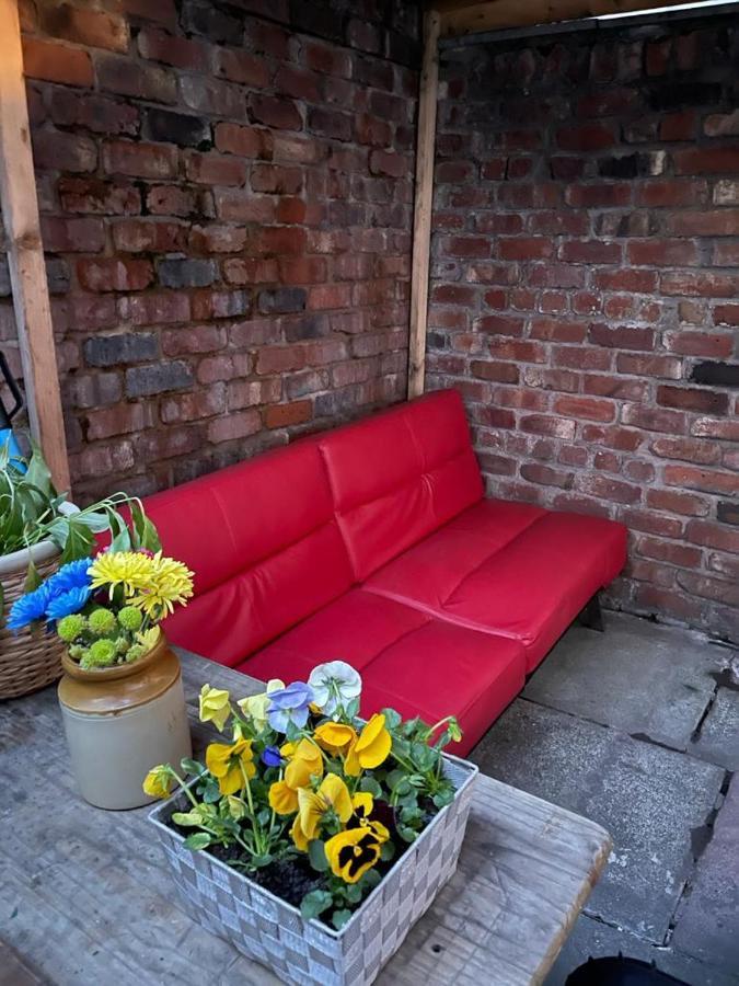 Room In Family Home Near Penny Lane Liverpool Exteriör bild