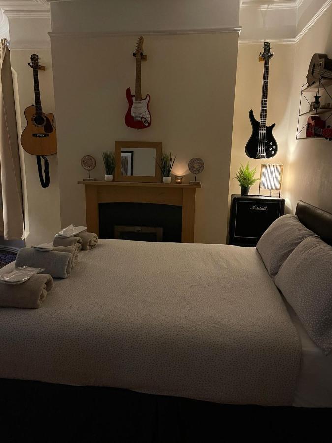Room In Family Home Near Penny Lane Liverpool Exteriör bild