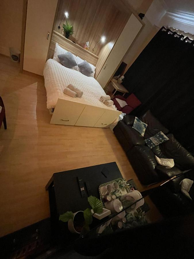 Room In Family Home Near Penny Lane Liverpool Exteriör bild